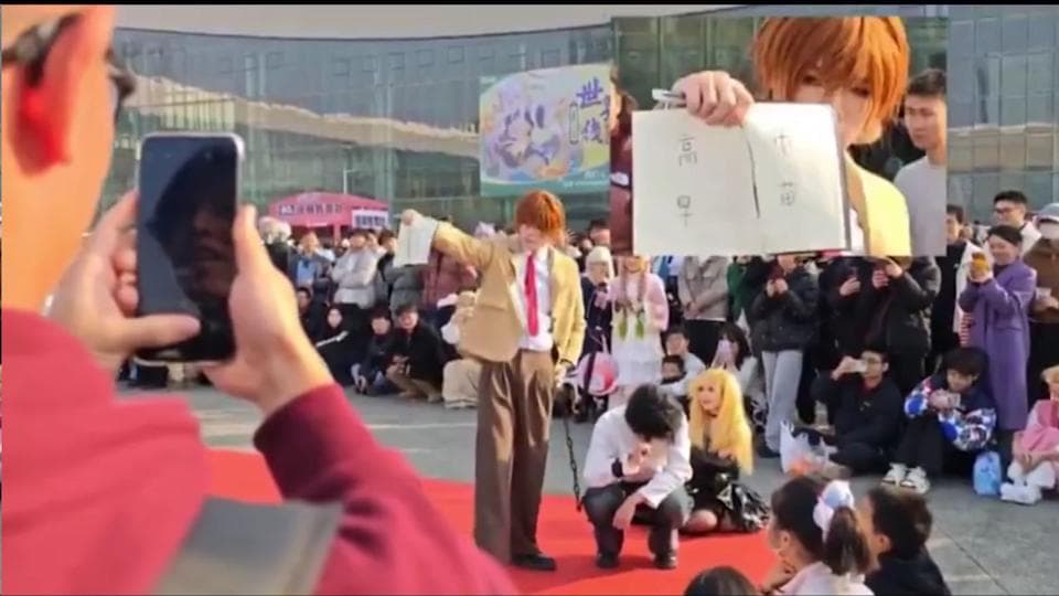 Nam thanh niên Trung Quốc cosplay Kira và công khai viết tên Thủ tướng Nhật Bản trong Death Note dẫu anime bị cấm ở đây