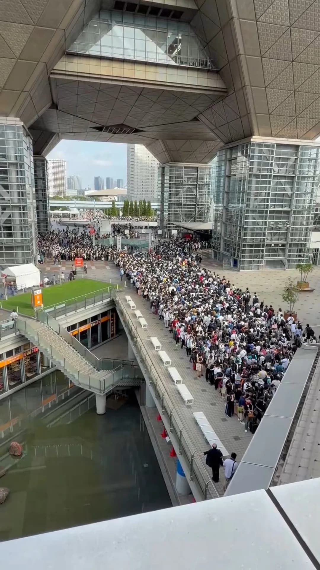 Khủng khiếp với hàng dài người tham gia Comiket 108 ngày thứ 2!