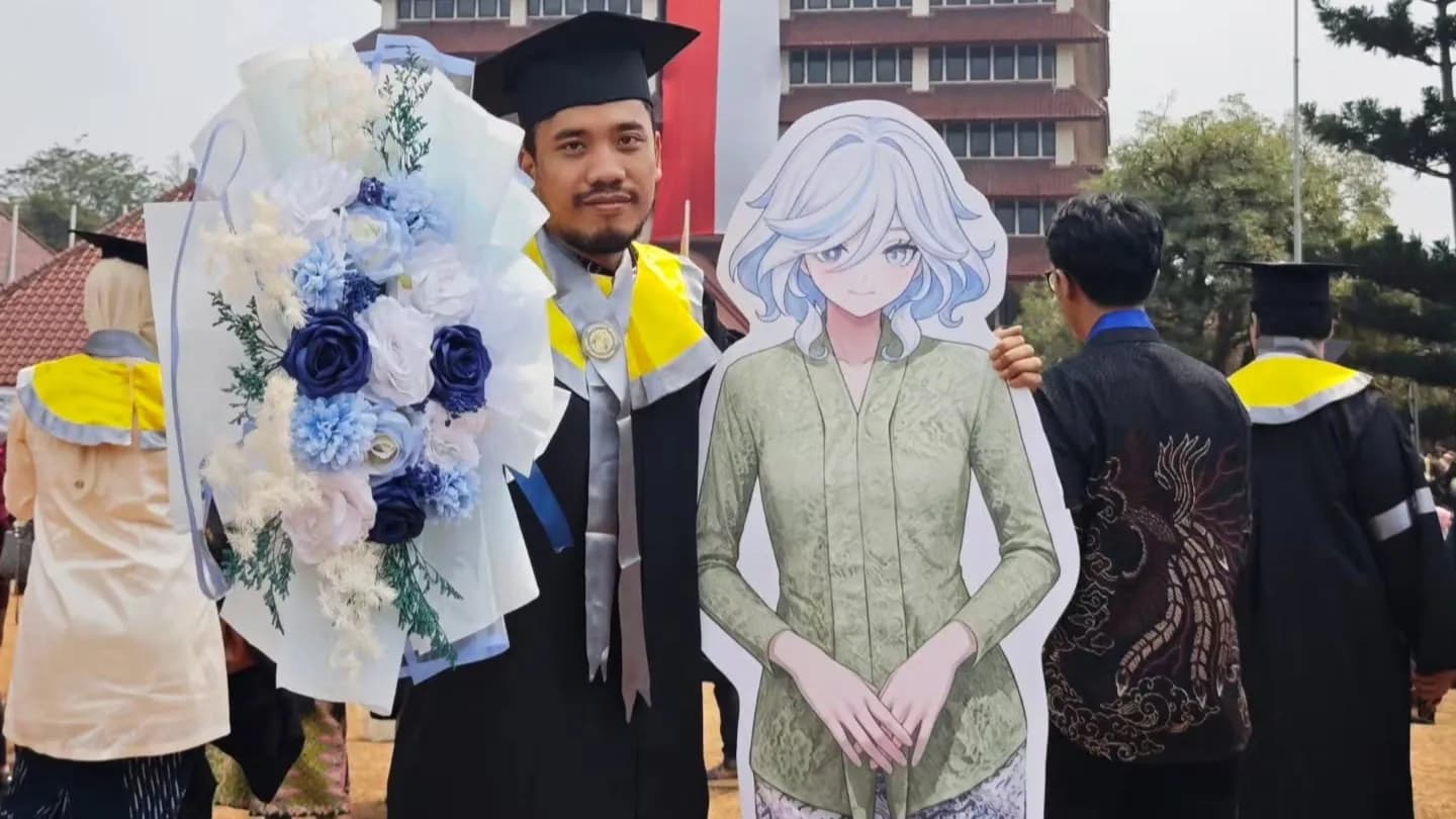Độc đáo: Nam sinh Indonesia mang standee Furina (''Genshin Impact'') mặc trang phục truyền thống đến lễ tốt nghiệp thạc sĩ!