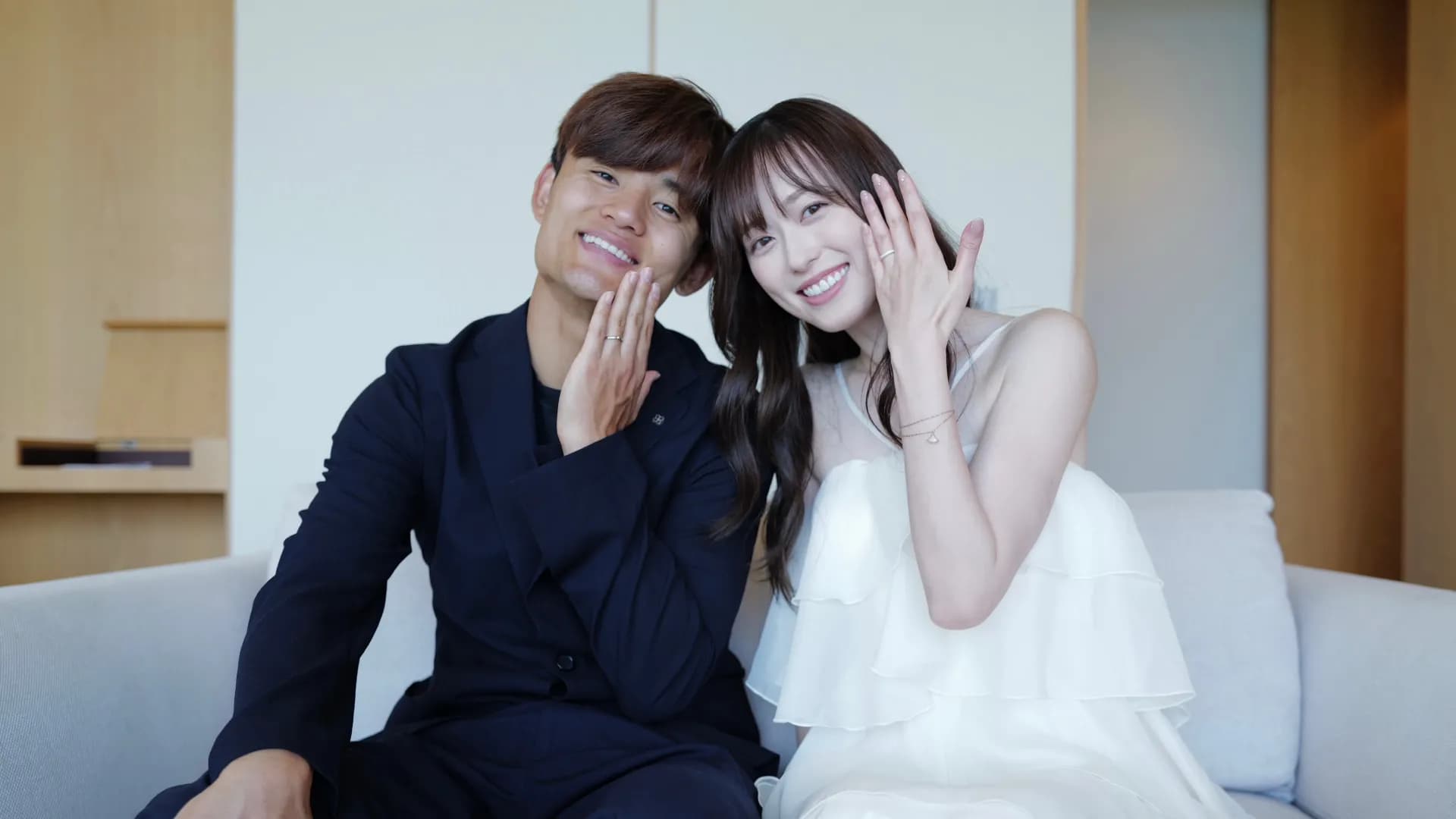 Seiyuu Haruka Fukuhara trong ''Kaguya-sama'' chính thức về chung một nhà với ngôi sao bóng đá Takefusa Kubo